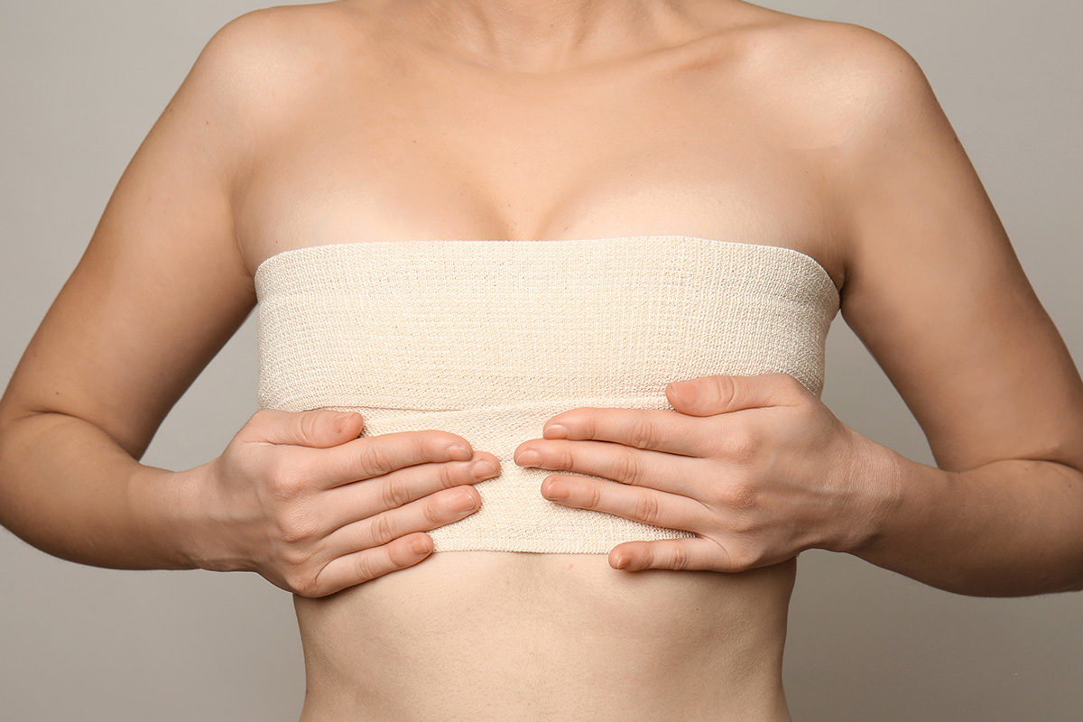 Удаление груди. Повязка на молочной железе у женщин. Грудь без повязки.